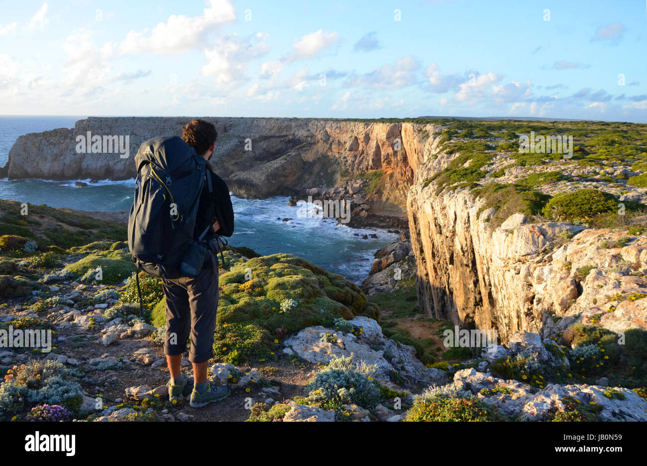 Sonnenuntergang an der Westküste der Algarve zwischen Praia Do Amado und Cabo de Sao Vincente Stockfoto