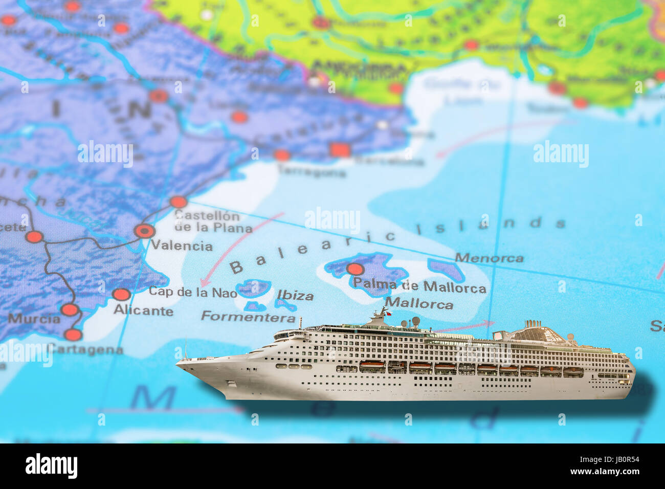 Ibiza, Formentera, Valencia in Spanien Kreuzfahrt Schiff reisen auf bunten politische Karte der Balearischen Inseln in Europa. Geopolitische Schulatlas. Urlaub ein Stockfoto
