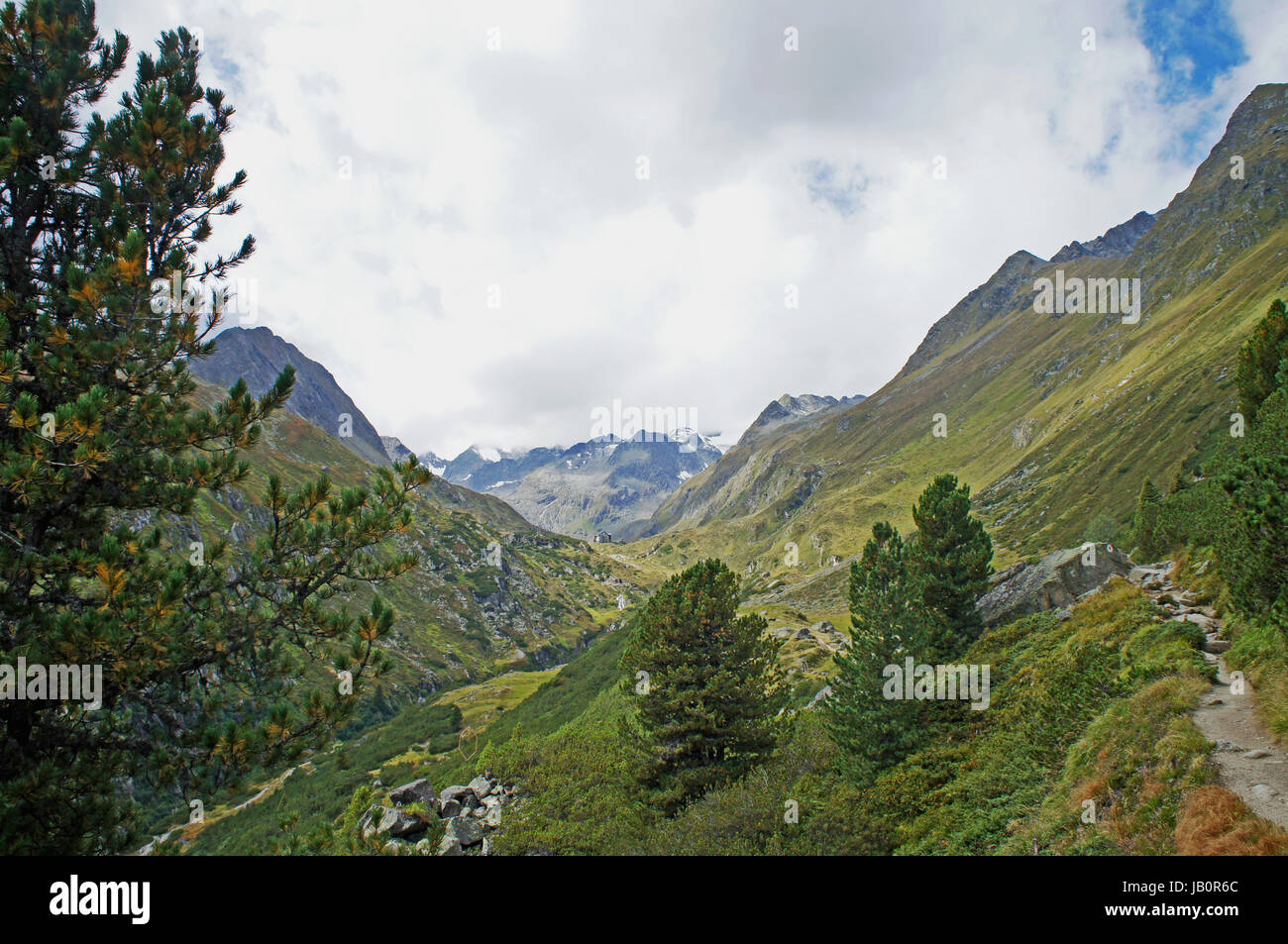 Landschaft Im Stubaital in Tirol, Österreich, Berge, Wiesen, steile, Schroffe Felsen, Blauer Himmel Mit Weißen Wolken, Wandergebiet, Landschaft im Stubaital in Tirol, Österreich, Berge, Almen, steile und schroffe Felsen, blauer Himmel mit weißen Wolken, Wandergebiet, Stockfoto