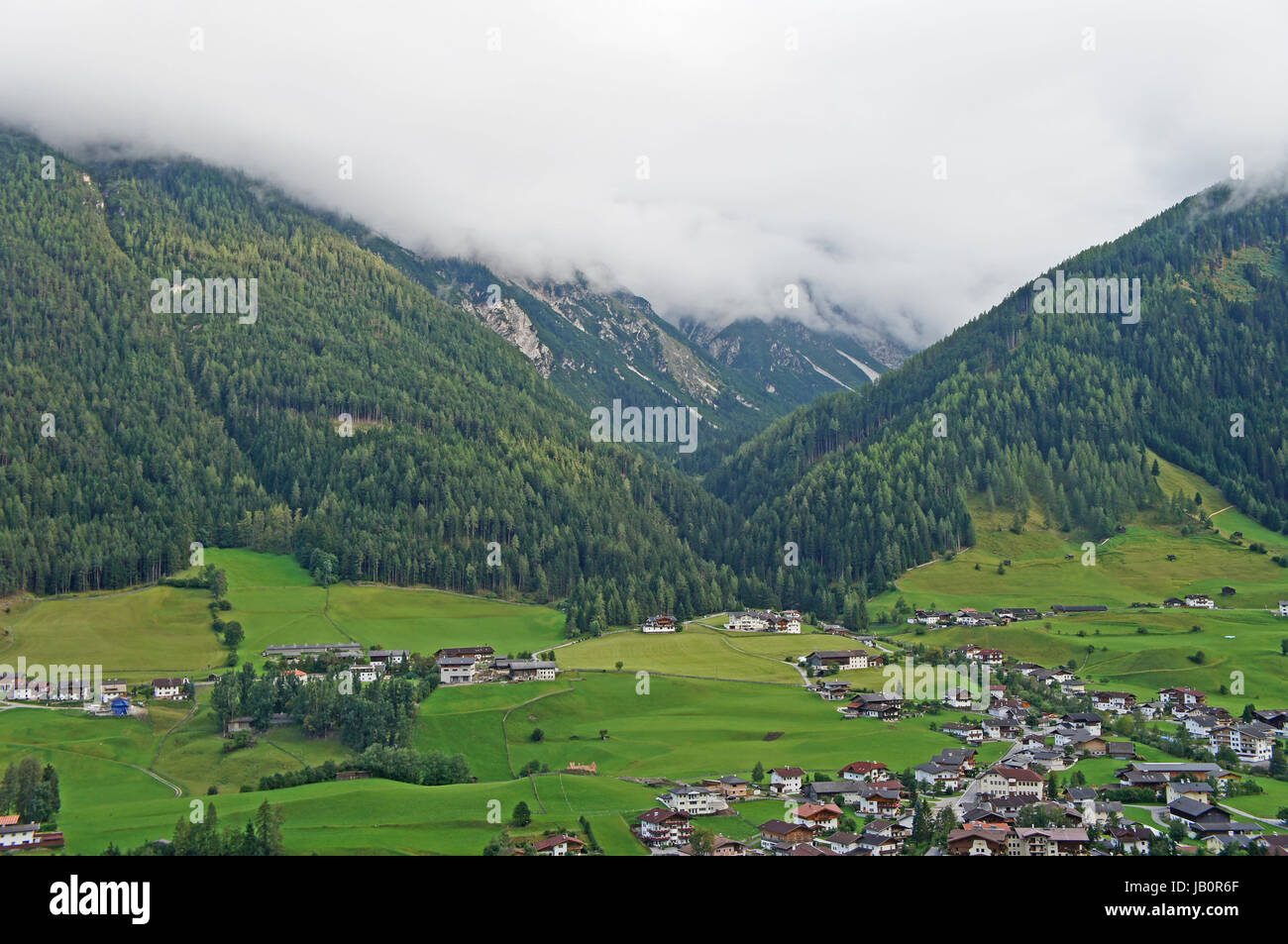 Blick Auf Ein Dorf Im Stubaital in Tirol, Oesterreich; Grünes Tal ...
