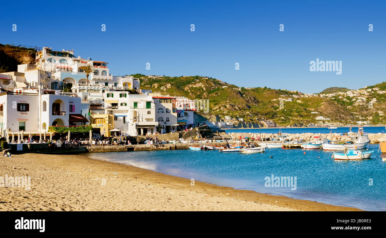 Ischia, Italien - April 2017: Touristenhafen mit typischen mediterranen Boote in den Sant'angelo auf der Insel Ischia, touristische Destination in den Golf von Neapel, Italien Stockfoto