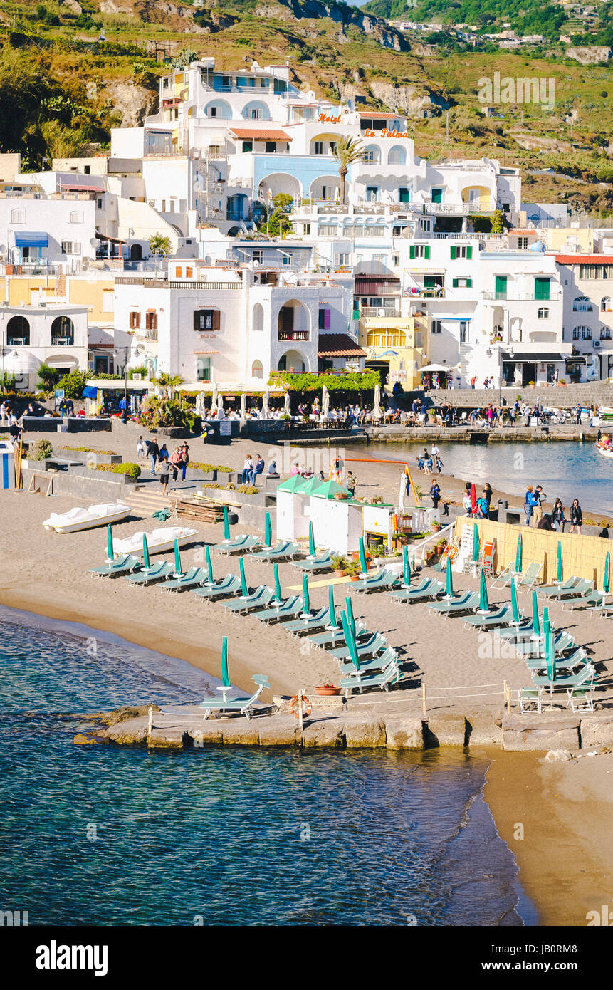 Ischia, Italien - April 2017: Touristenhafen mit typischen mediterranen Boote in den Sant'angelo auf der Insel Ischia, touristische Destination in den Golf von Neapel, Italien Stockfoto