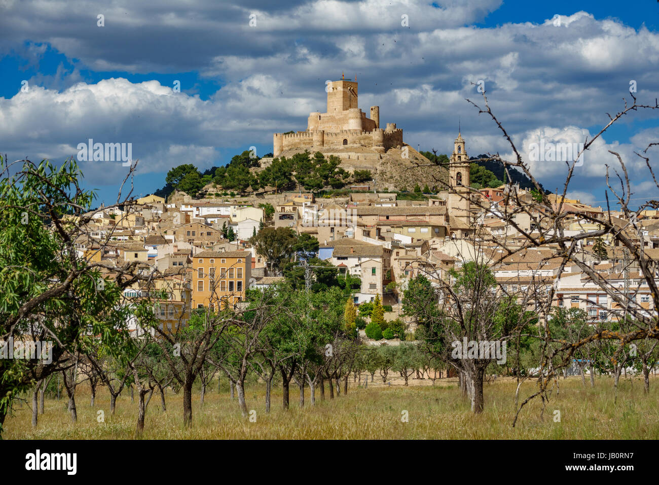 Biar Stadt unter dem Berg mit Burg in Alicante, Spanien Stockfoto