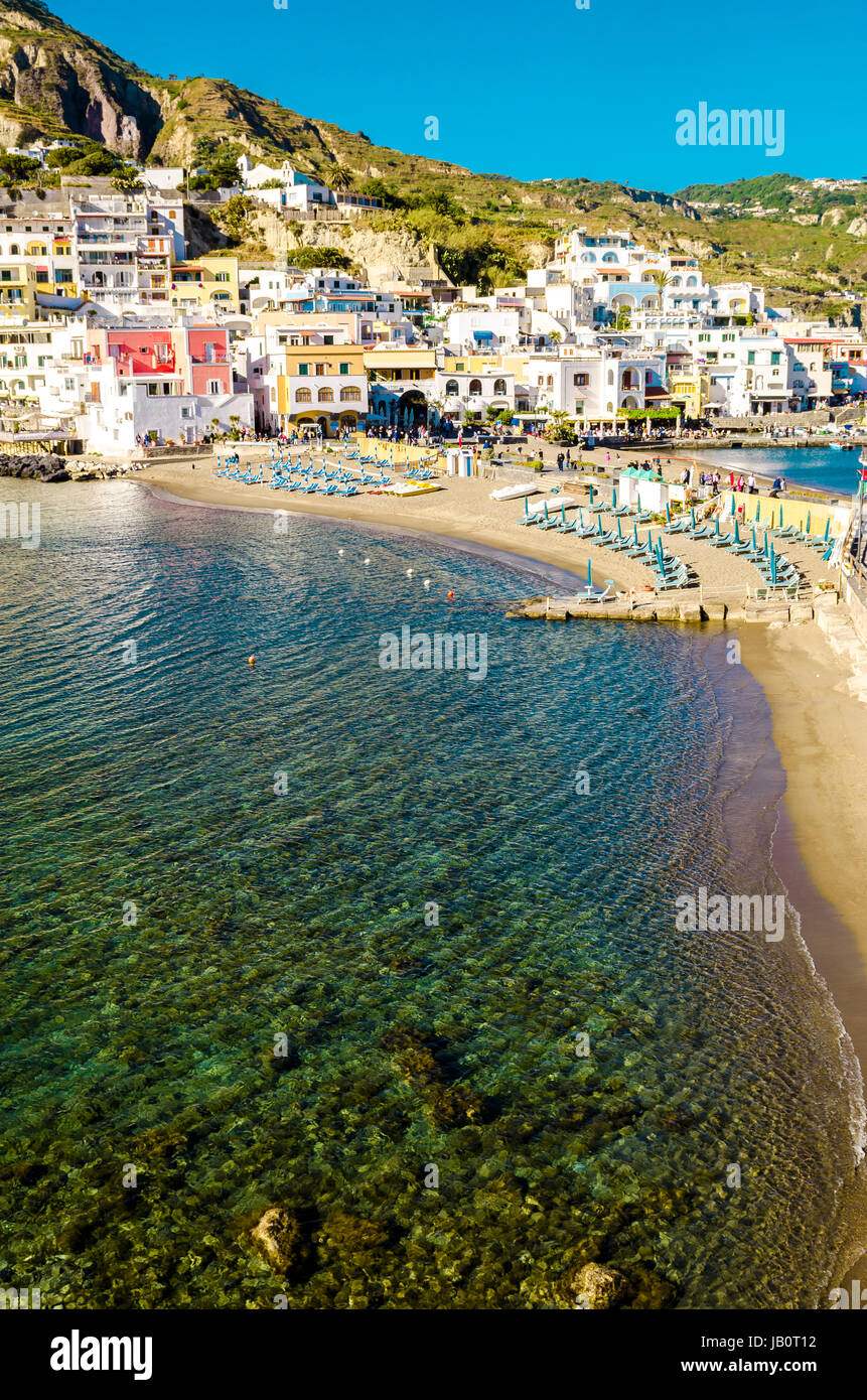 Ischia, Italien - April 2017: Touristenhafen mit typischen mediterranen Boote in den Sant'angelo auf der Insel Ischia, touristische Destination in den Golf von Neapel, Italien Stockfoto