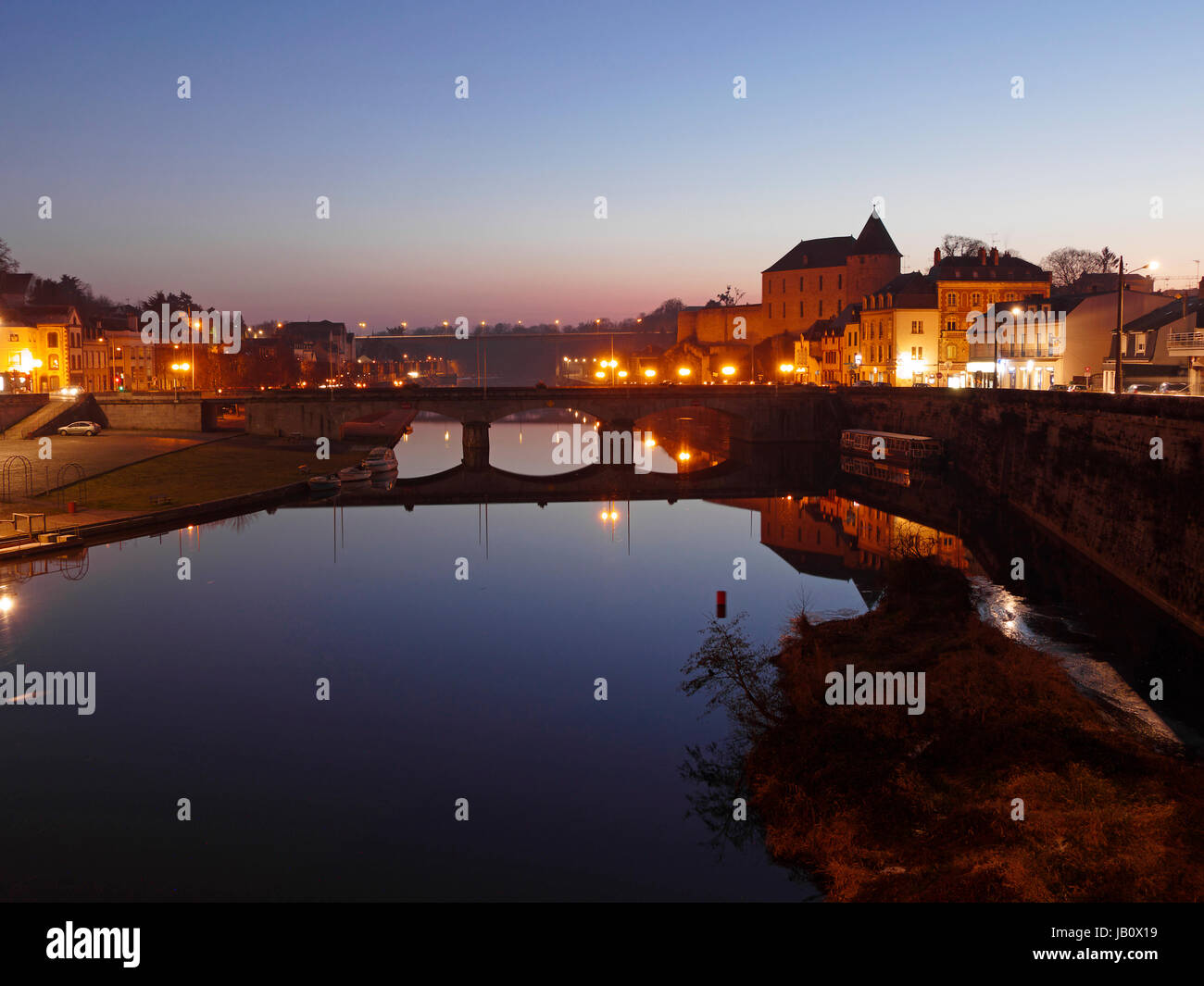 City Center bei Dämmerung, Mayenne Stadt, Burg, Fluss la Mayenne (Land der Loire, Frankreich). Stockfoto