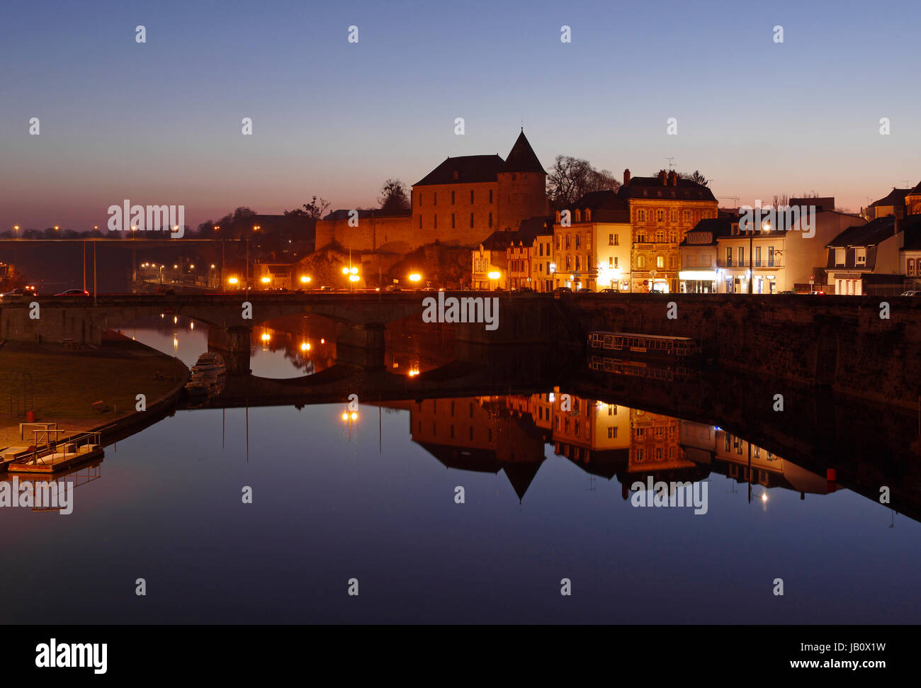 City Center bei Dämmerung, Mayenne Stadt, Burg, Fluss la Mayenne (Land der Loire, Frankreich). Stockfoto
