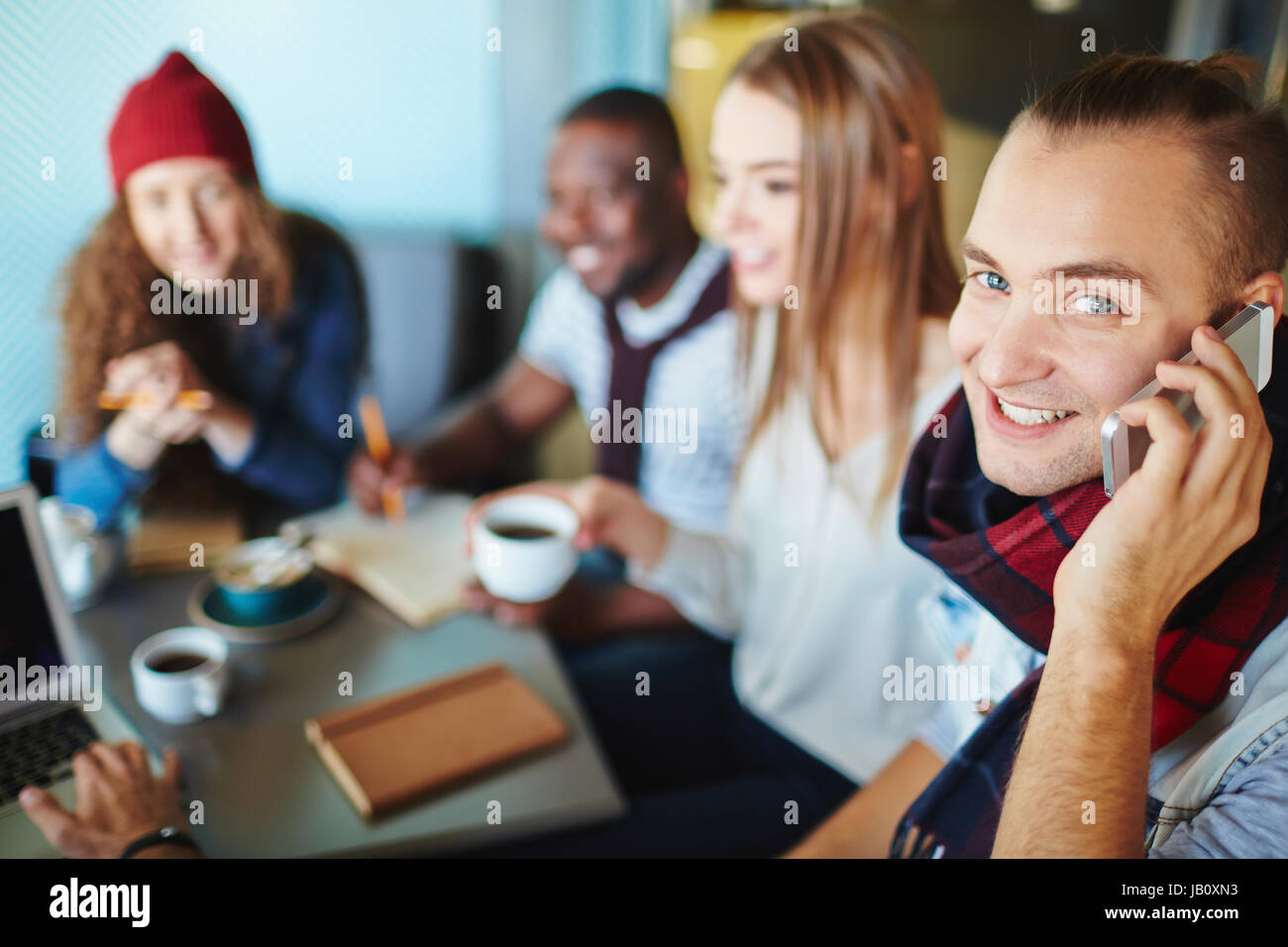 Gut aussehend Geschäftsmann mit Smartphone Stockfoto