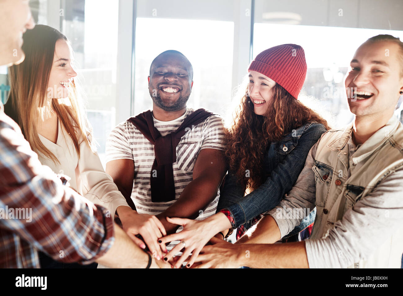 Junge Unternehmer verbinden Hände zusammen Stockfoto