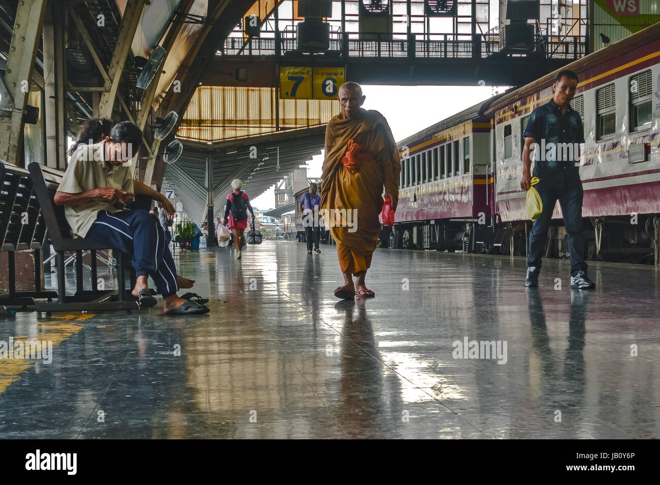 Bahnhof Hua Lamphong in Bangkok, Thailand. Ein Mönch und anderen Reisenden auf Plattform mit Briefpapier zu trainieren. Stockfoto