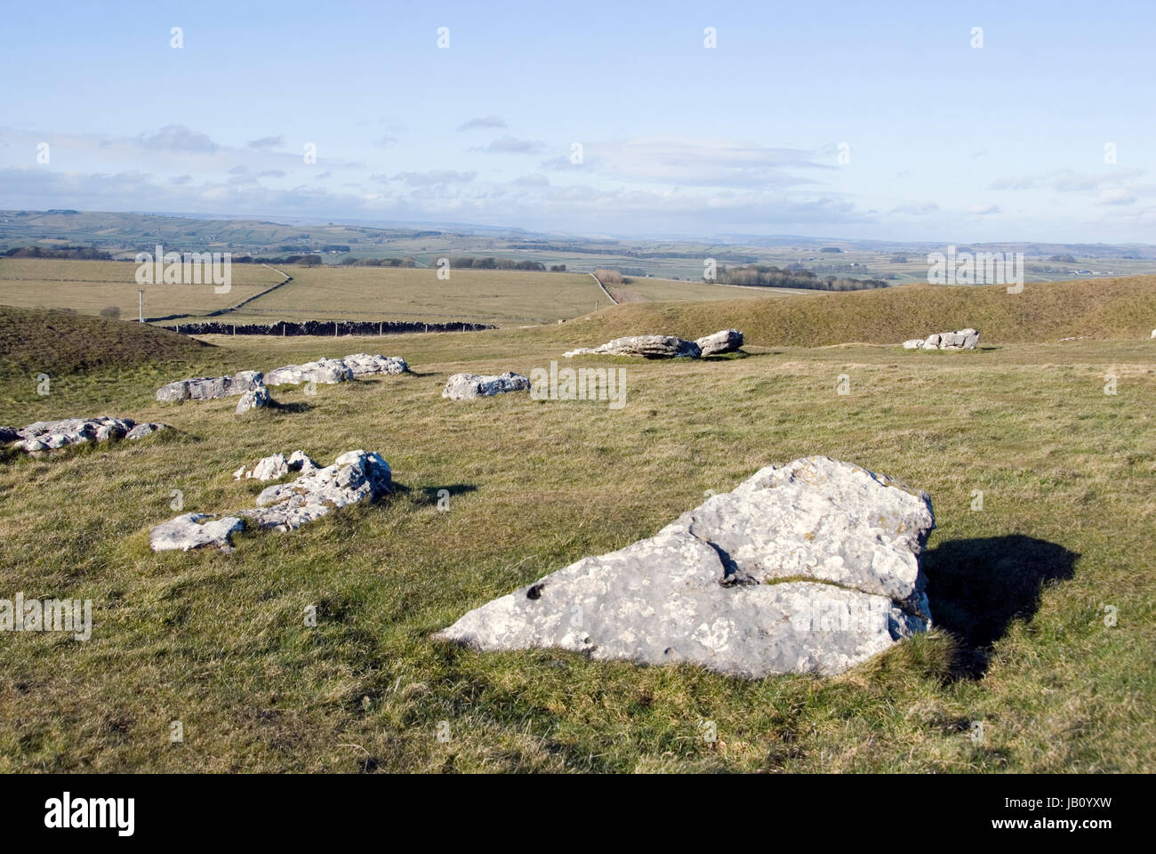 Derbyshire, UK 8 März: Blick von Arbor Low Steinkreis auf die weißen Gipfel im Frühjahr am 8. März 2015 im Peak District Stockfoto