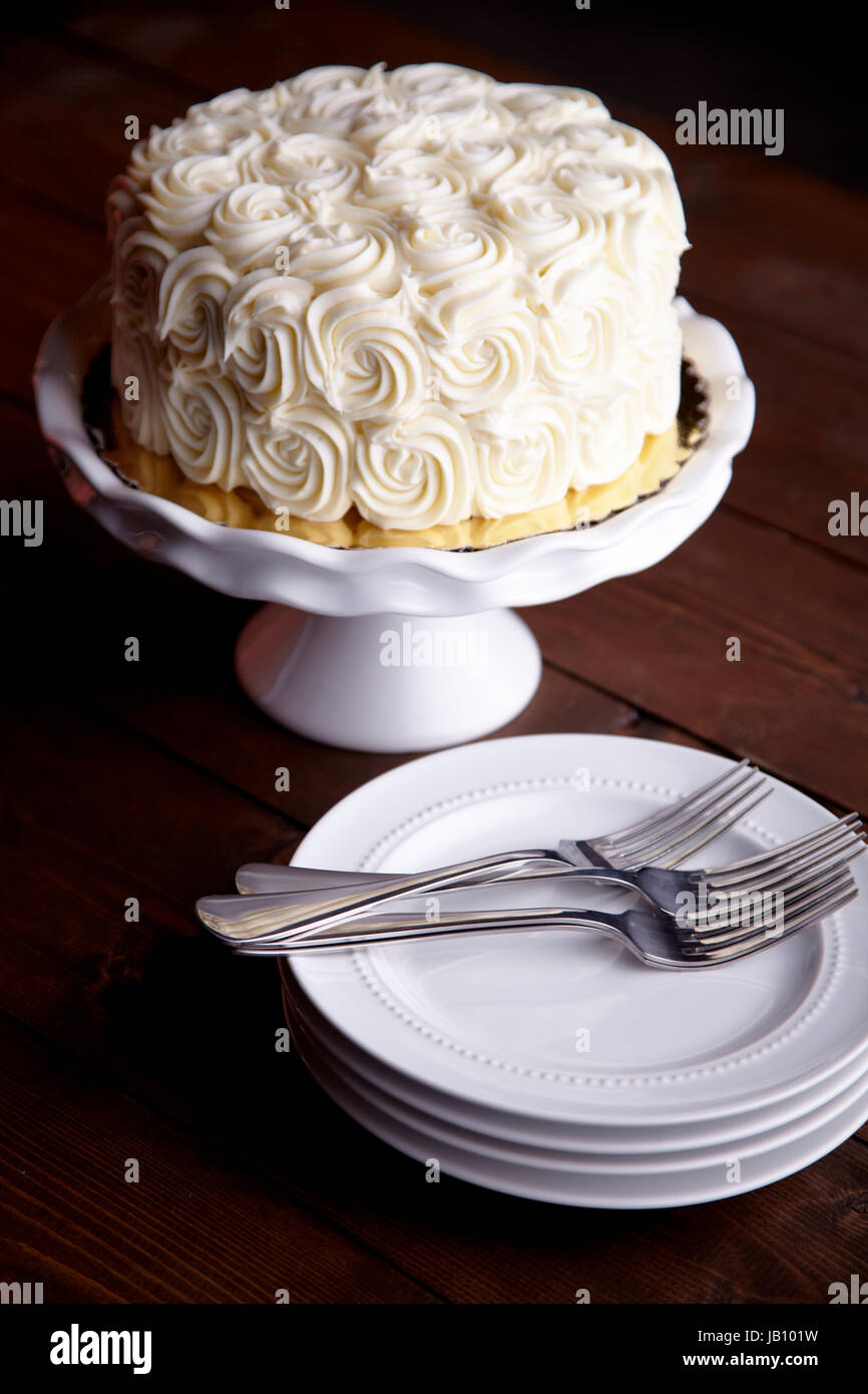 Karotte-Kuchen, weiße Glasur, wirbelt, Platten. Gabeln, weiße Platte, dunklem Holz, weiß, hell Stockfoto