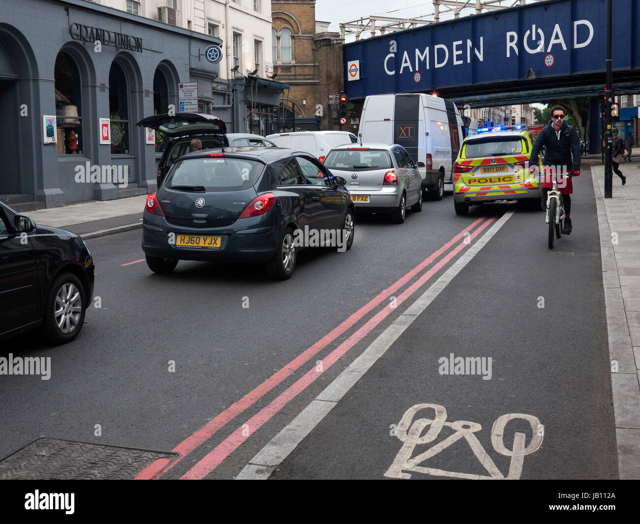 Polizeiauto hat auf einer getrennten Radweg auf einen Notruf fahren Royal College Street Camden Town London UK Stockfoto