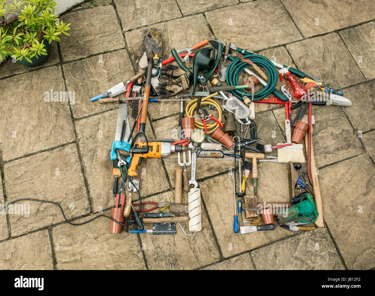 Haus-Symbol gemacht von Werkzeugen und Gartengeräten Stockfoto