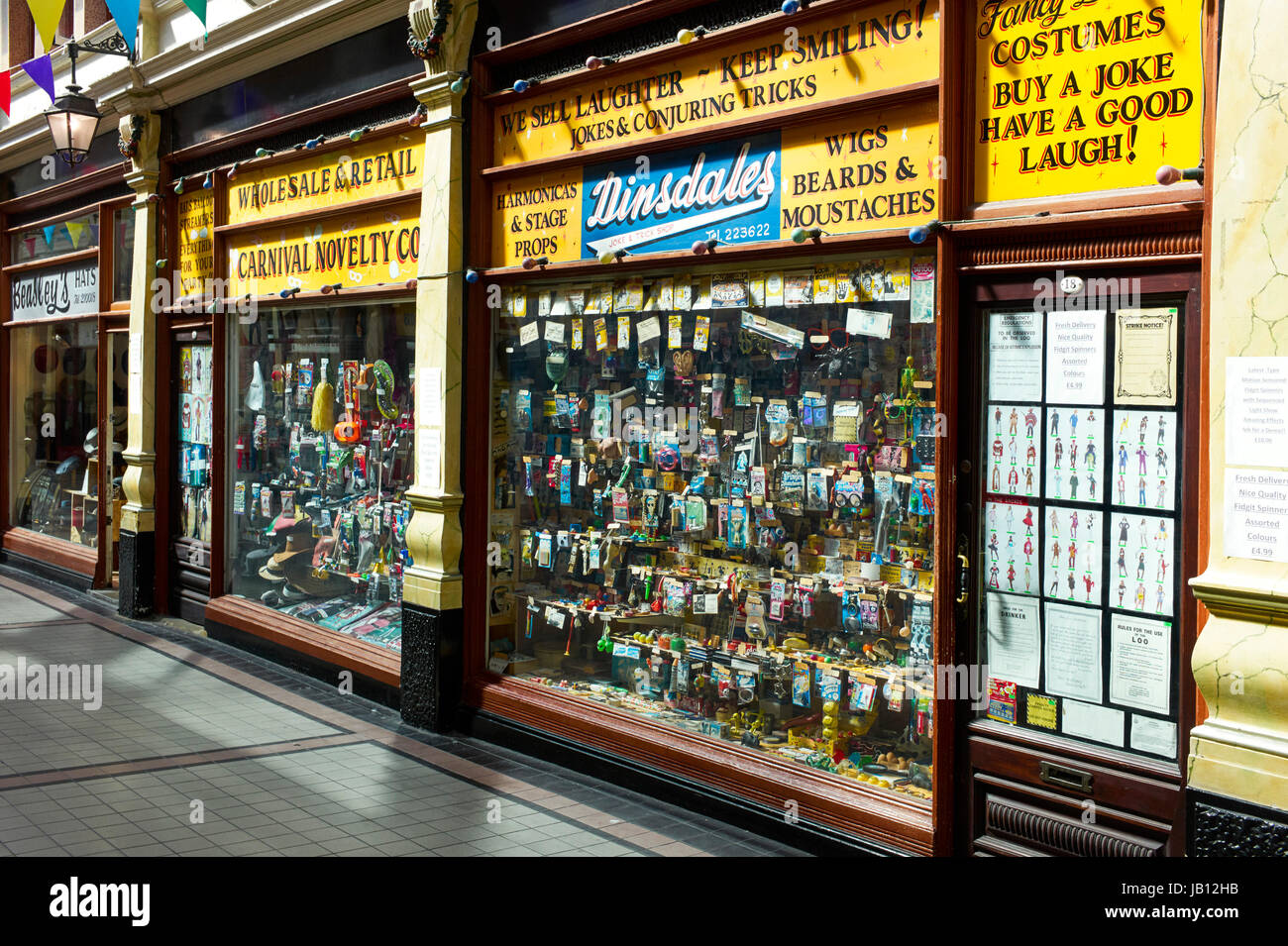 Dinsdales Kostüm und Witz-Shop in Hepworth Arcade, Rumpf Stockfoto