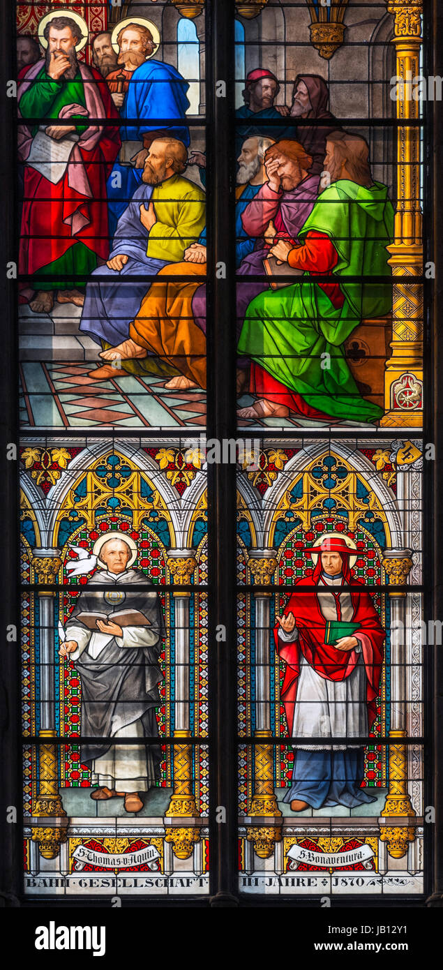 Glasmalerei-Fenster. Abschnitt des Fensters St Peter im Kölner Dom (Kölner Dom), Köln, Deutschland Stockfoto