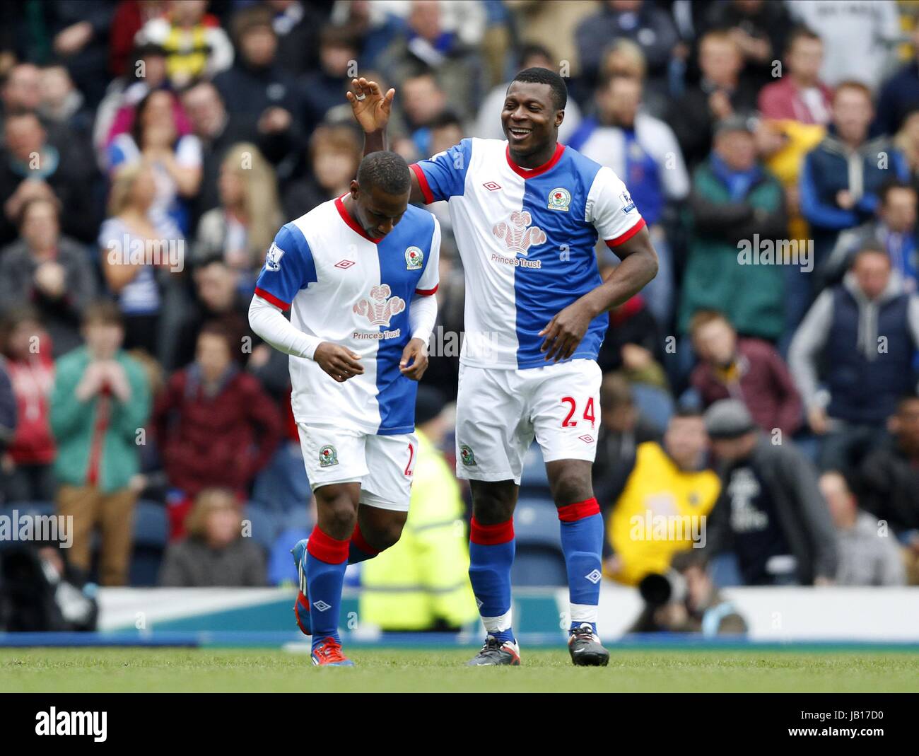 Yilmaz & JUNIOR HOILETT CELEBR BLACKBURN ROVERS V NORWICH CIT EWOOD PARK BLACKBURN ENGLAND 21. April 2012 Stockfoto