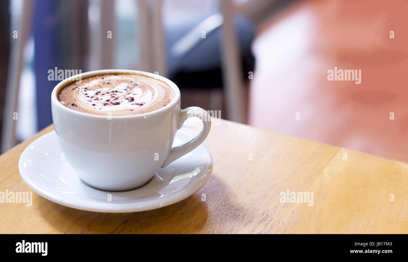 Latte Art Kaffeetasse auf Holz Tisch und Kopie Raum Stockfoto