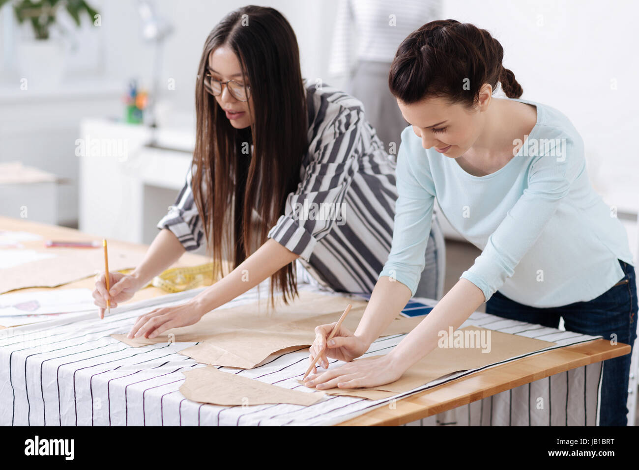 Junge Schneider Ablaufverfolgung Muster auf Stoffen Stockfoto