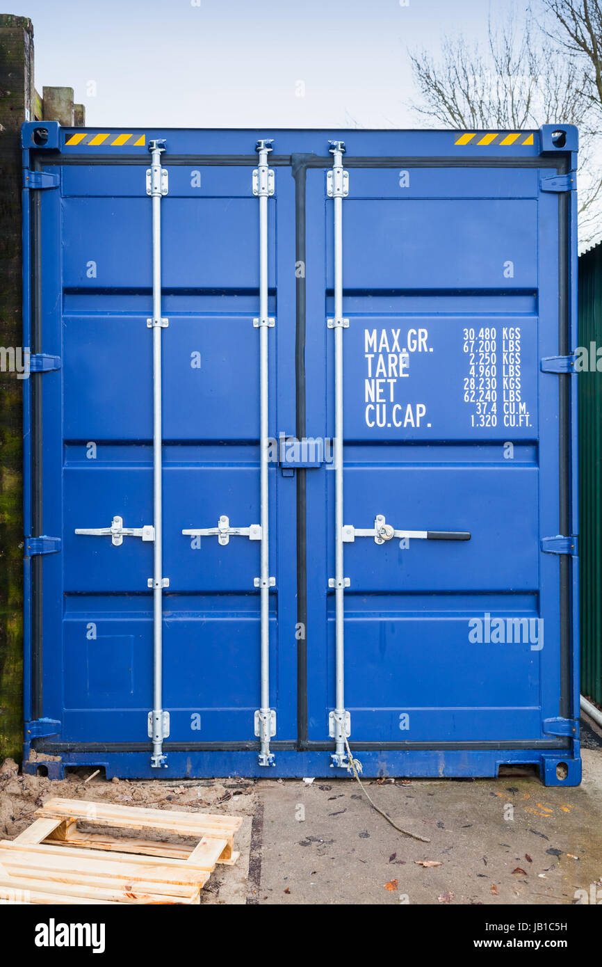 Blau standard Versand Frachtcontainer, Tor Seite geschlossen Stockfoto