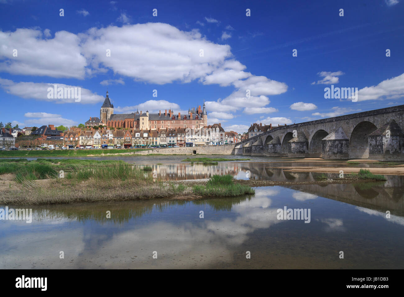 Frankreich, Loiret (45), Gien, le Château le Vieux Pont et la Loire Vu Depuis la rive gauche / / Frankreich, Loiret, Gien, die Burg, das Vieux Pont und die L Stockfoto