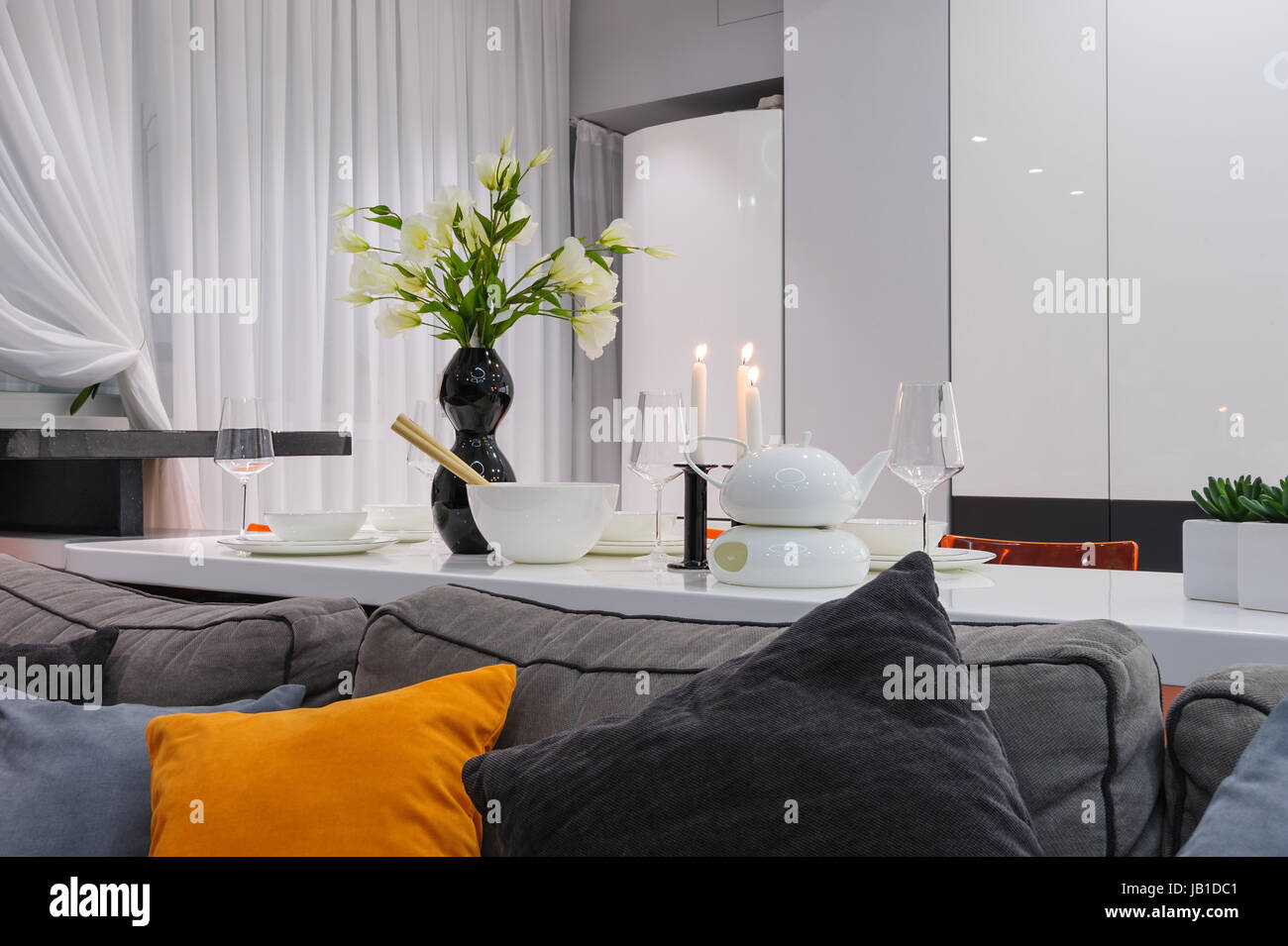 Moderne weiße Küche und Wohnzimmer Stockfoto