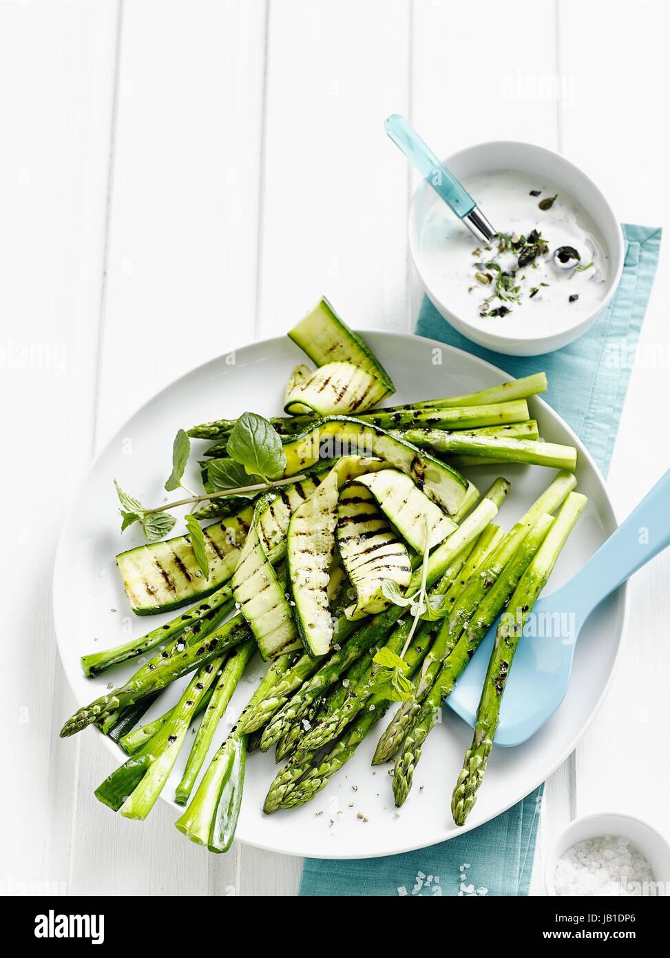 Gegrilltes Gemüse mit Olivenöl Joghurt Stockfoto