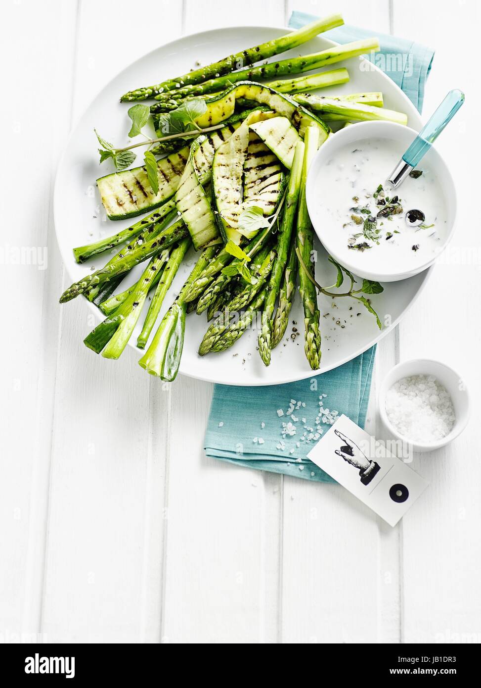 Gegrilltes Gemüse mit Olivenöl Joghurt Stockfoto