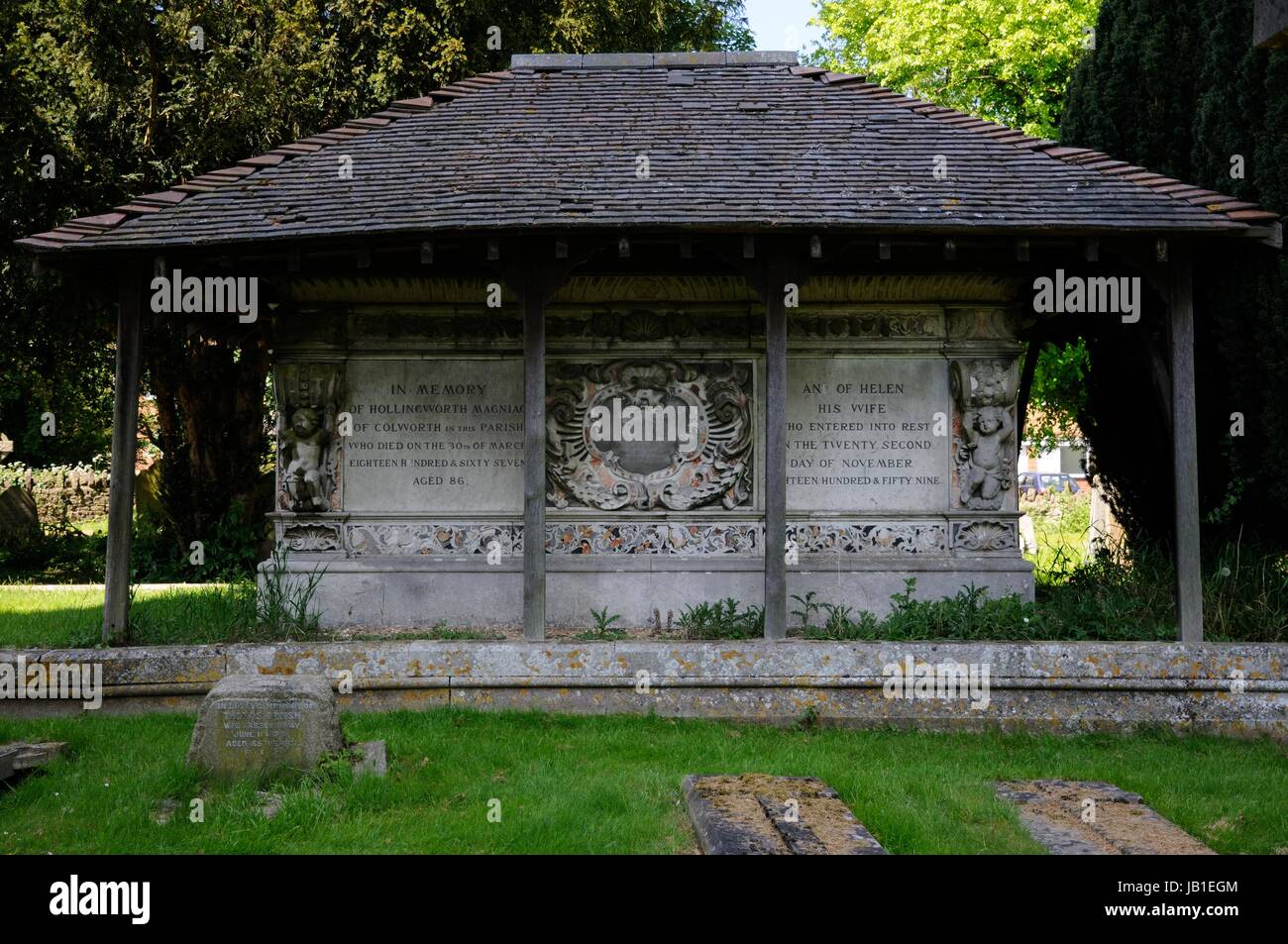 Der Magniac Familie Mausoleum, Sharnbook, Bedfordshire zu können ist eine massive, reich verzierte, Marmor-Mausoleum.  Es hat einen Baldachin aus Holz Stockfoto