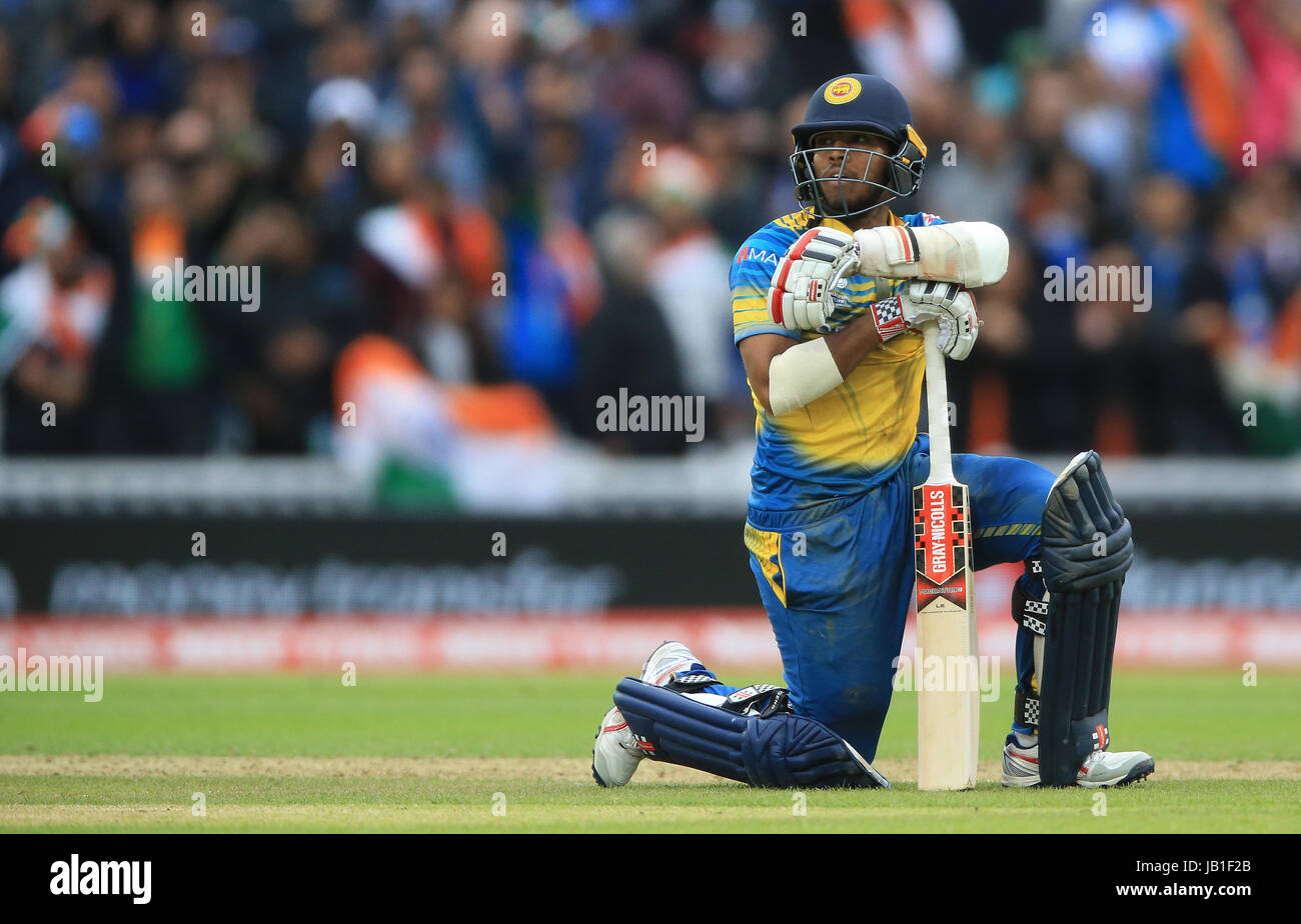 Sri Lanka Kusal Mendis kümmert sich niedergeschlagen während der ICC Champions Trophy, Gruppe B-Match bei The Oval, London ausgeführt wird. Stockfoto