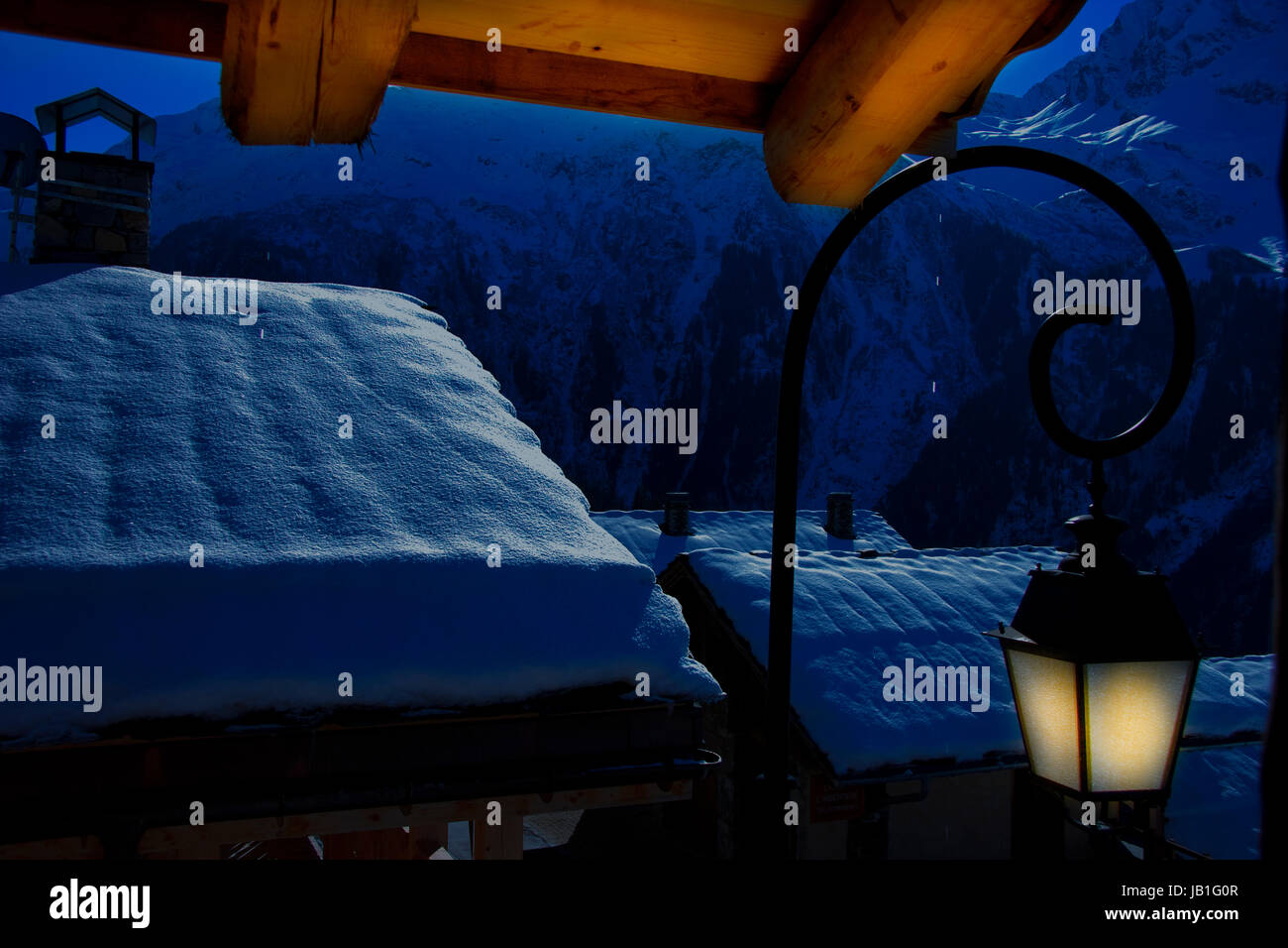Schneebedeckte Skihütten am späten Abend in einer Szene von Wäldern und Bergen, Sainte-Foy-Skigebiet, nördliche Alpen, Frankreich Stockfoto