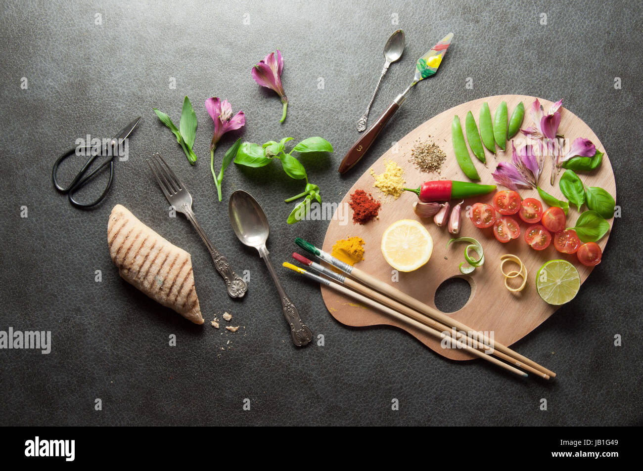 Bunte Kräuter Gewürze und frische Zutaten auf einer Maler-palette Stockfoto