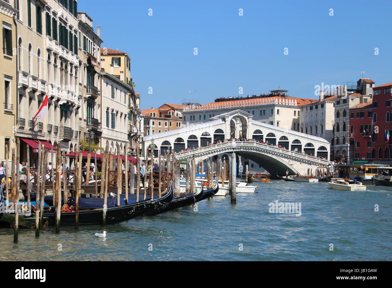 Die Rialto-Brücke in Venedig, Italien, Europa. Errichtet im Jahre 1591, überspannt es den Canal Grande. Gondeln im Vordergrund. Stockfoto