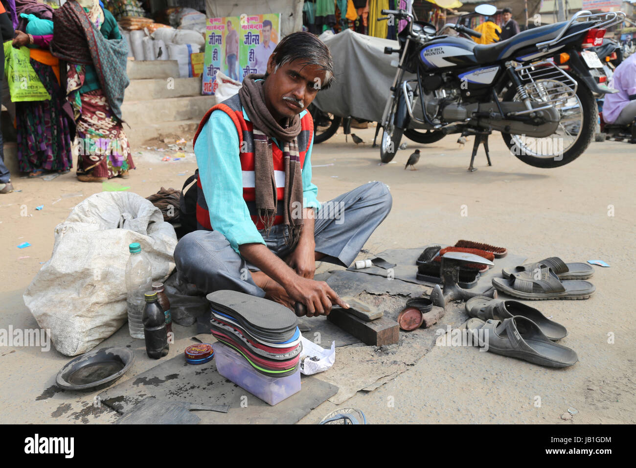 Street Scene, älterer Mensch arbeiten als Schuster auf der Straße, Dausa, Rajasthan, Indien Stockfoto