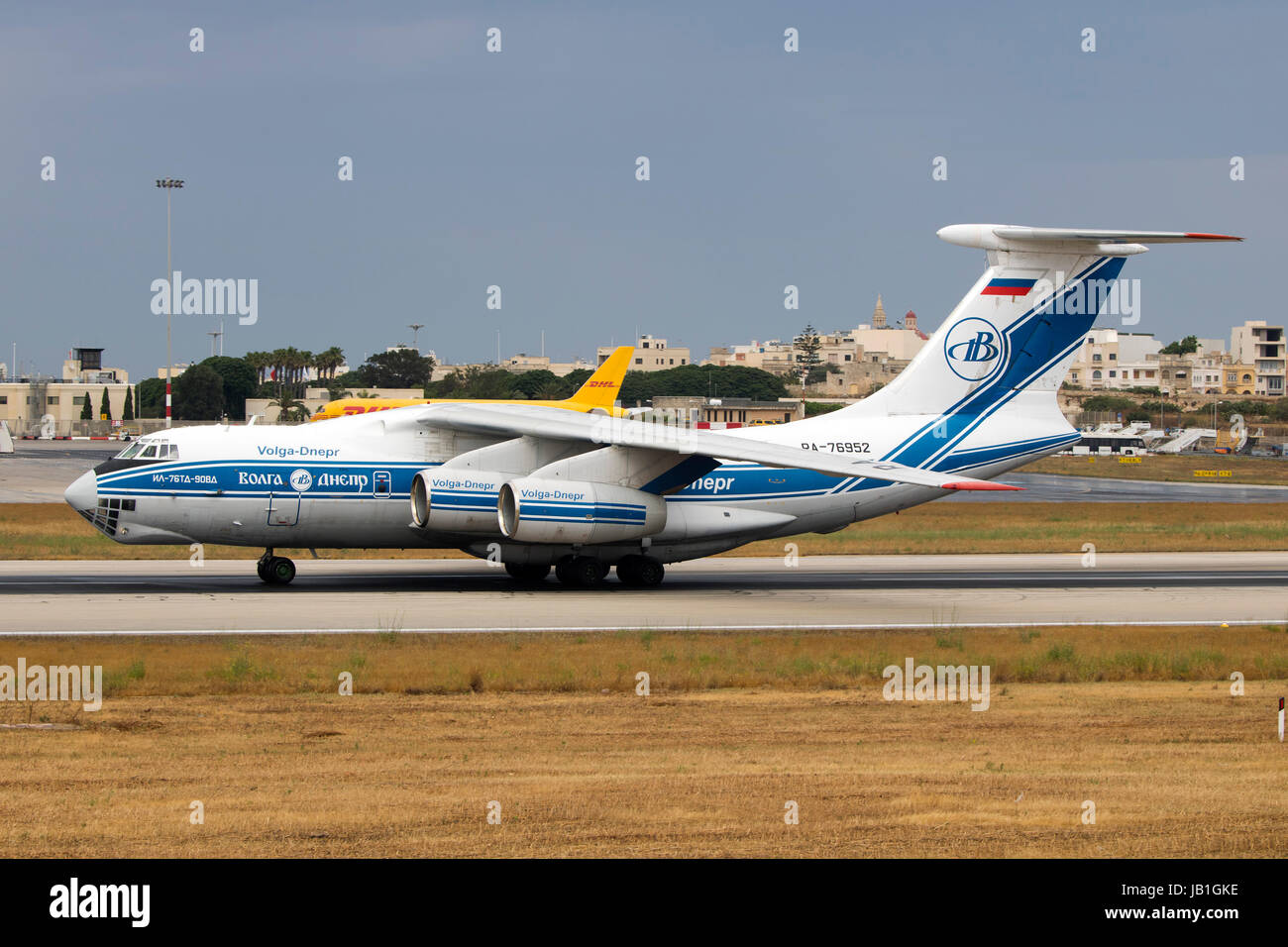 Volga-Dnepr Airlines Ilyushin Il-76TD-90VD [RA-76952] Rückverfolgung, nach der Landung auf einem nassen Piste 13. Stockfoto