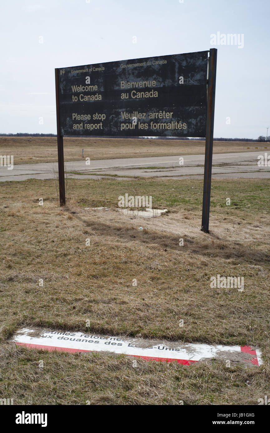 Arnaud de Grave/le pictorium - Auswirkungen der erhöhten Zahl der Grenze Jumper an der Grenze USA/Kanada in Manitoba. - 18/04/2017 - Kanada / Manitoba - Emerson Grenze. Die wichtigsten Punkte, die für die Grenzregionen Brücken sind die alten benutzerdefinierten Post und die Schienen. Das Kreuz in der Mitte der Nacht. Stockfoto