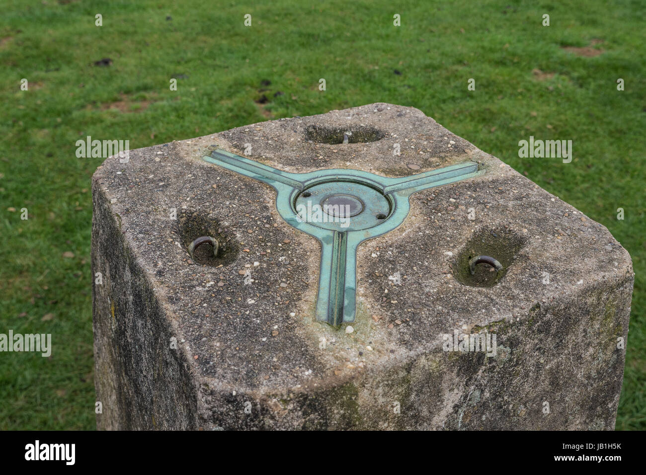 Oben eine Triangulation Point, Triglyzerid Punkt oder trig Säule im Vereinigten Königreich und in erster Linie für die Vermessung der UK als Referenzpunkt verwendet. Stockfoto