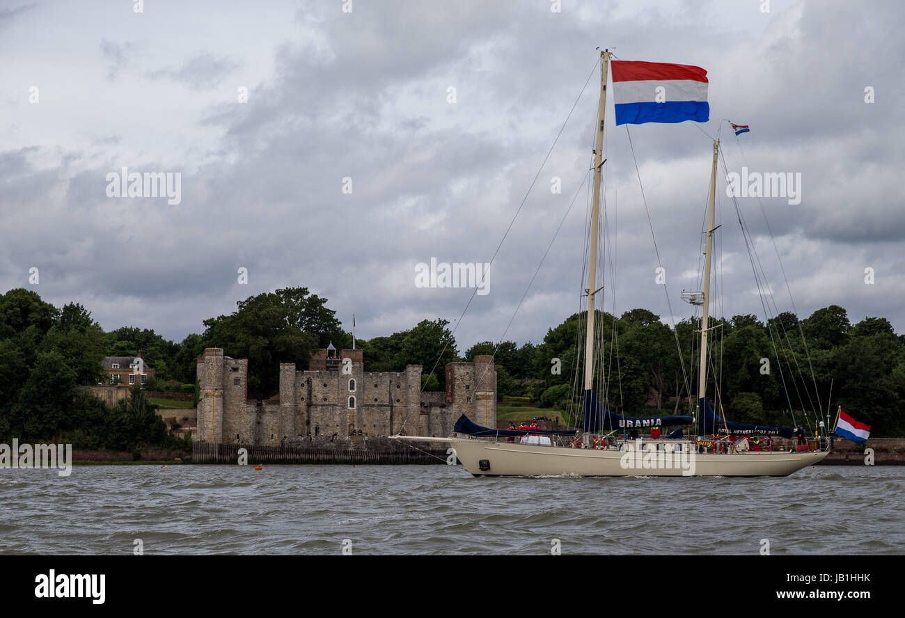 Eine holländische Flottille erhält einen Gruß aus HH Prins Maurits am oberen Burg als Teil des Gedenkens Schlacht von Medway. Stockfoto