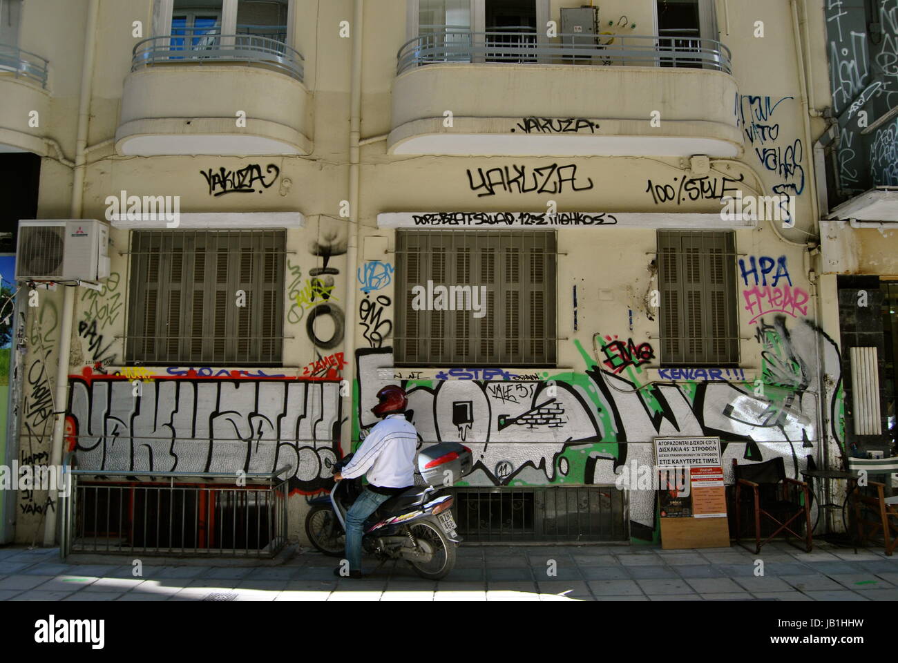 Straßenszene mit Graffiti, Thessaloniki, Greecemotor Stockfoto