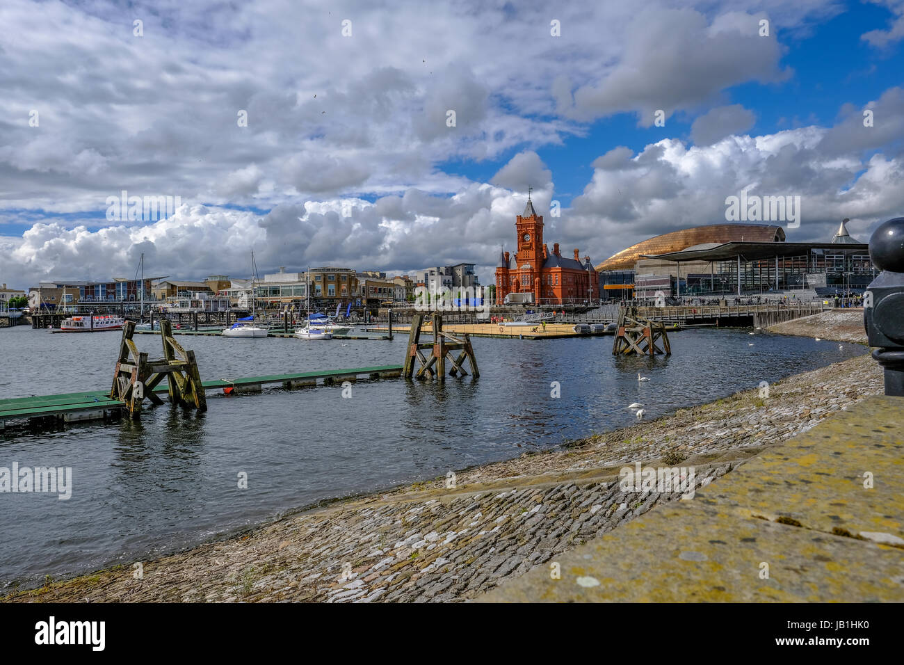 Bucht von Cardiff, Cardiff, Wales - 20. Mai 2017: Ansicht von Cardiff Bay mit Regierung Builidngs und Waterfront. Stockfoto