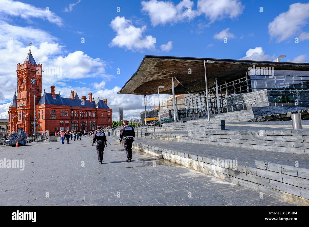 Bucht von Cardiff, Cardiff, Wales - 20. Mai 2017: Sinedd, Gebäude der Nationalversammlung und Pierhead Builidng.  Welsh Regierungsgebäude mit Gemeinschaft Polic Stockfoto