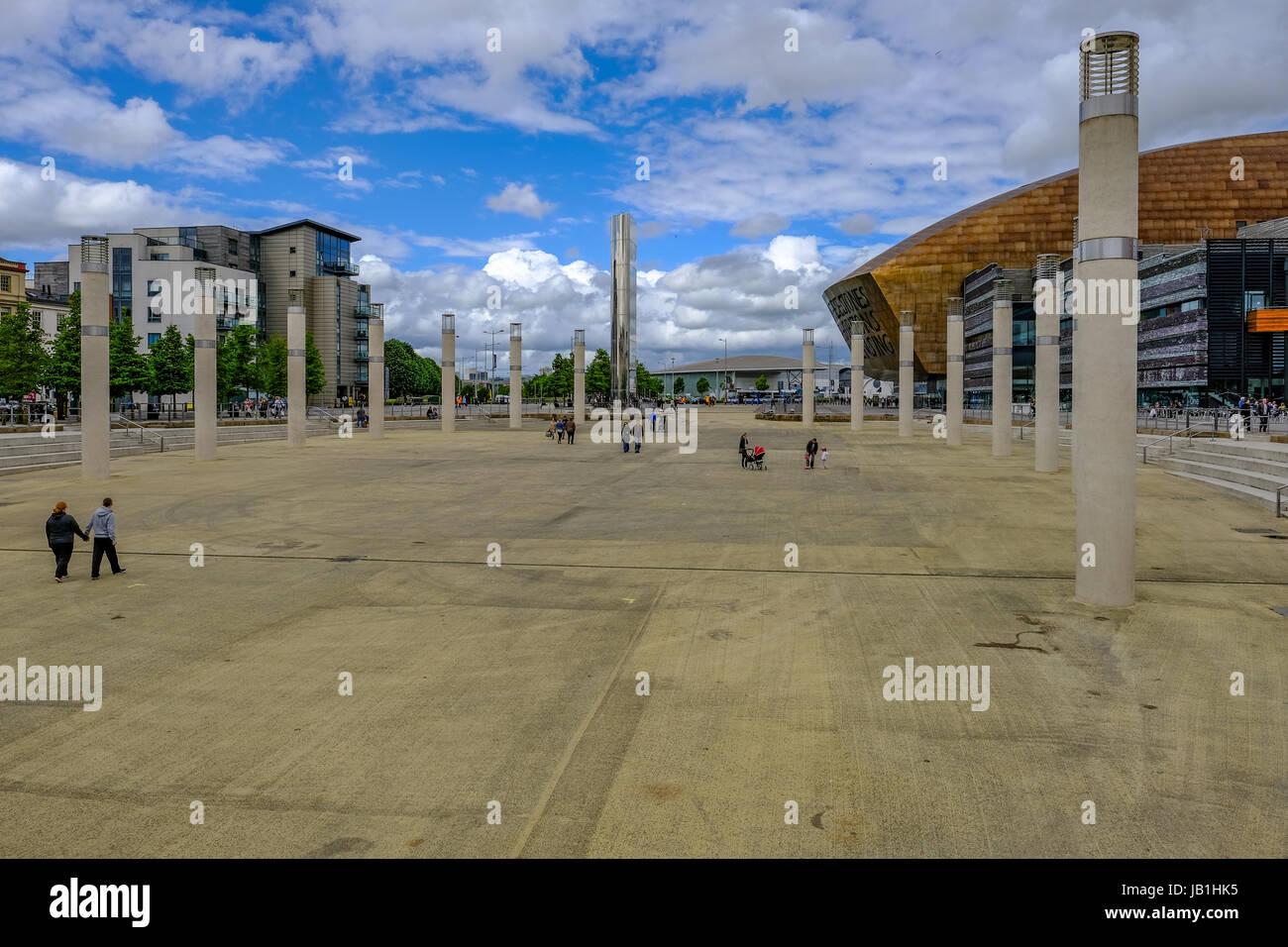 Bucht von Cardiff, Cardiff, Wales - 20. Mai 2017: Millennium Centre Building und Square, Seitenansicht. Stockfoto