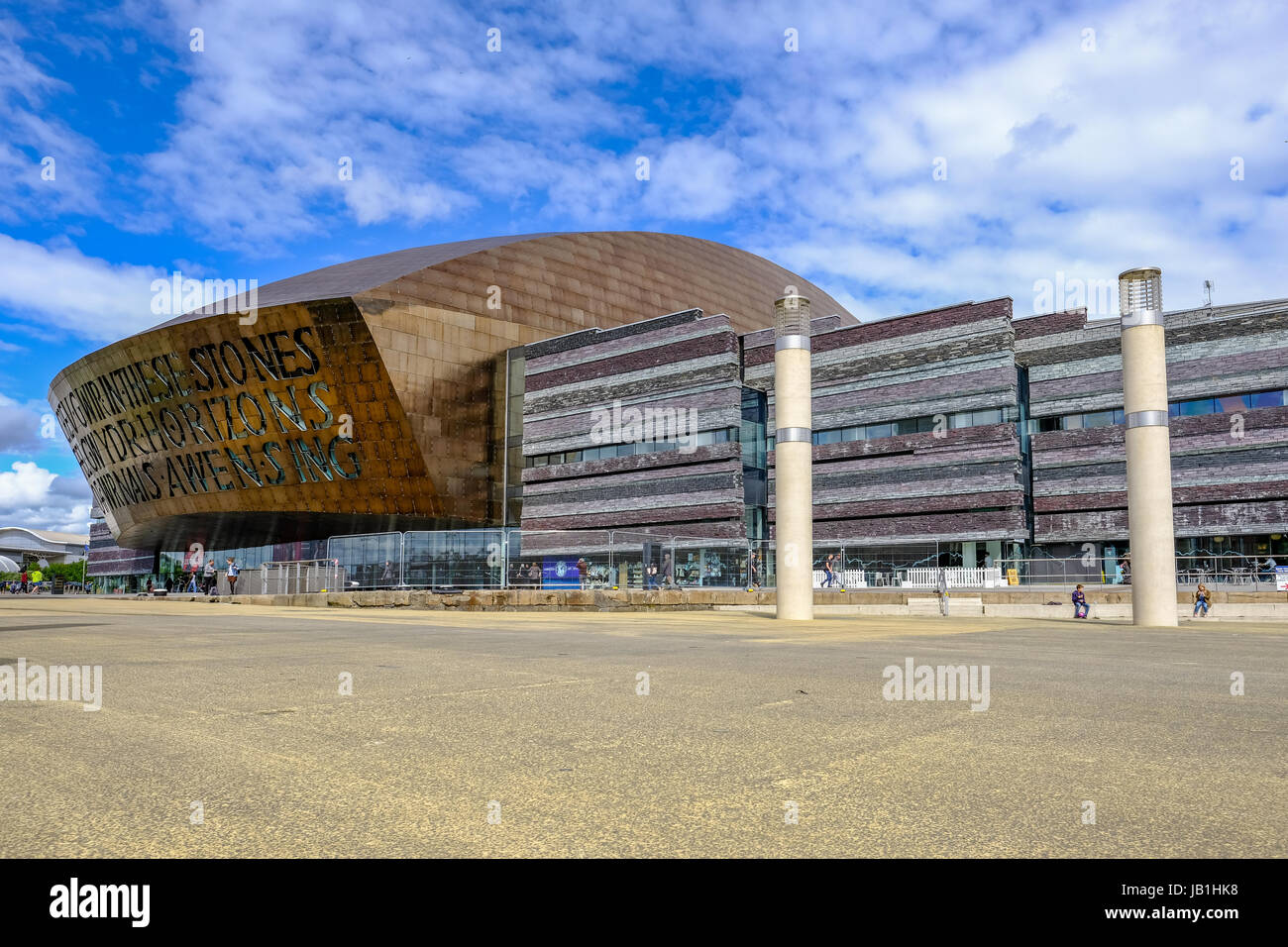 Bucht von Cardiff, Cardiff, Wales - 20. Mai 2017: Millennium Centre Gebäude mit Platz im Vordergrund. Stockfoto