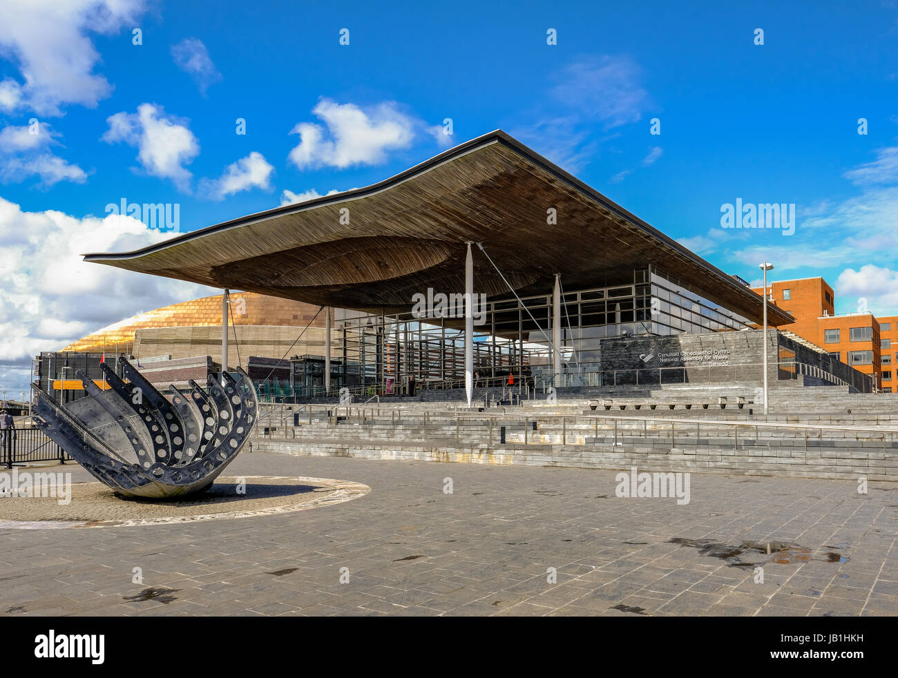 Bucht von Cardiff, Cardiff, Wales - 20. Mai 2017: Sinedd, Gebäude der Nationalversammlung.  Vorderansicht mit Skulptur im Vordergrund. Stockfoto