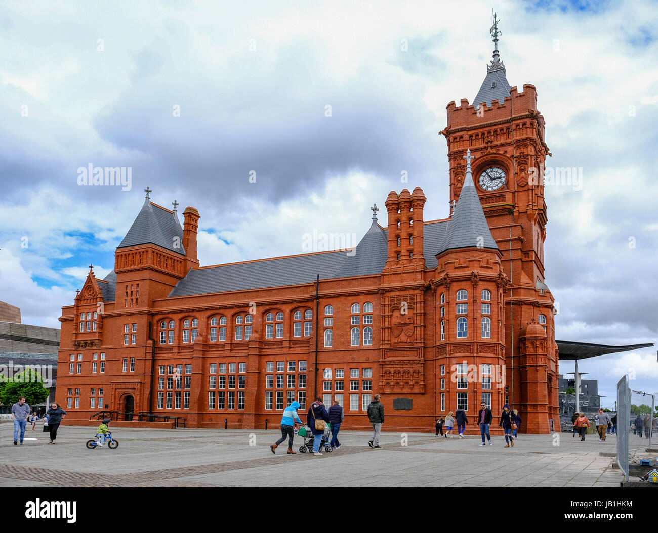 Bucht von Cardiff, Cardiff, Wales - 20. Mai 2017: Pierhead Verdienste mit Menschen rund um den Platz zu Fuß. Stockfoto