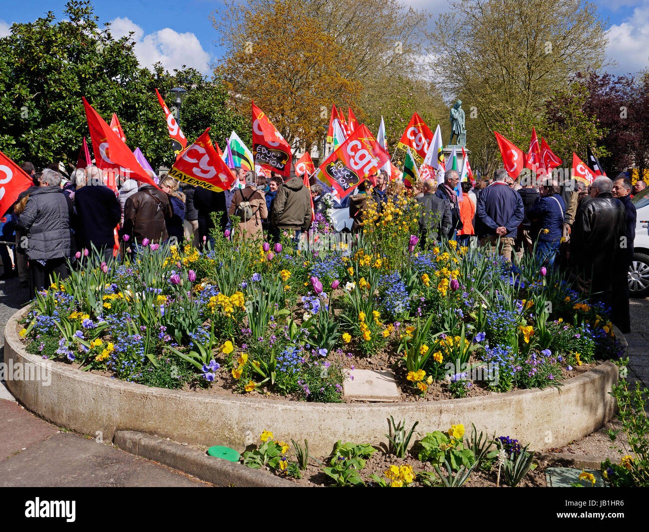 Gewerkschafterinnen und Gewerkschafter protestieren gegen die Reform des Arbeitsgesetzbuches (April 2016) in der Stadt Laval (Mayenne Abteilung, Land der Loire, Frankreich). Stockfoto