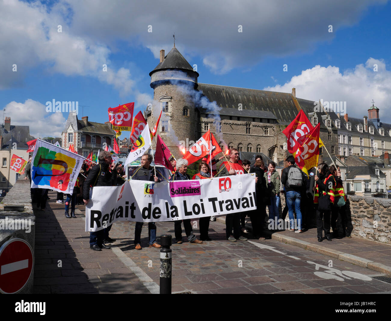 Gewerkschafterinnen und Gewerkschafter protestieren gegen die Reform des Arbeitsgesetzbuches (April 2016) in der Stadt Laval (Mayenne Abteilung, Land der Loire, Frankreich). Stockfoto