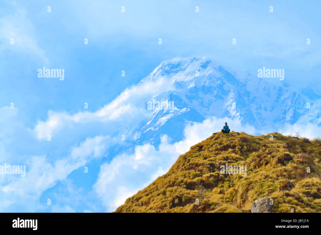 Junge Frau meditieren im Himalaya-Gebirge. Schöne Berglandschaft Stockfoto