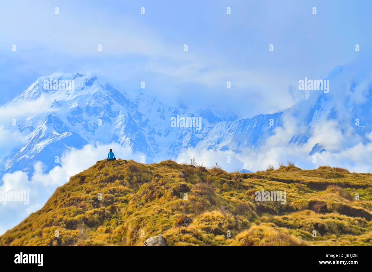 Junge Frau bewundert von Ansicht im Himalaya-Gebirge. Schöne Berglandschaft Stockfoto