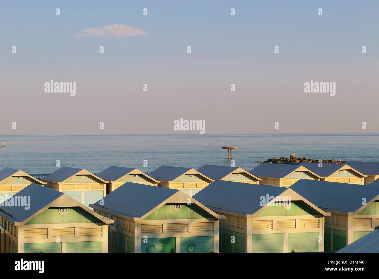 Strandhütten am berühmten Strand von Lido in Venedig, in der Nebensaison im April. Lido di Venezia, Italien, Europa. Stockfoto