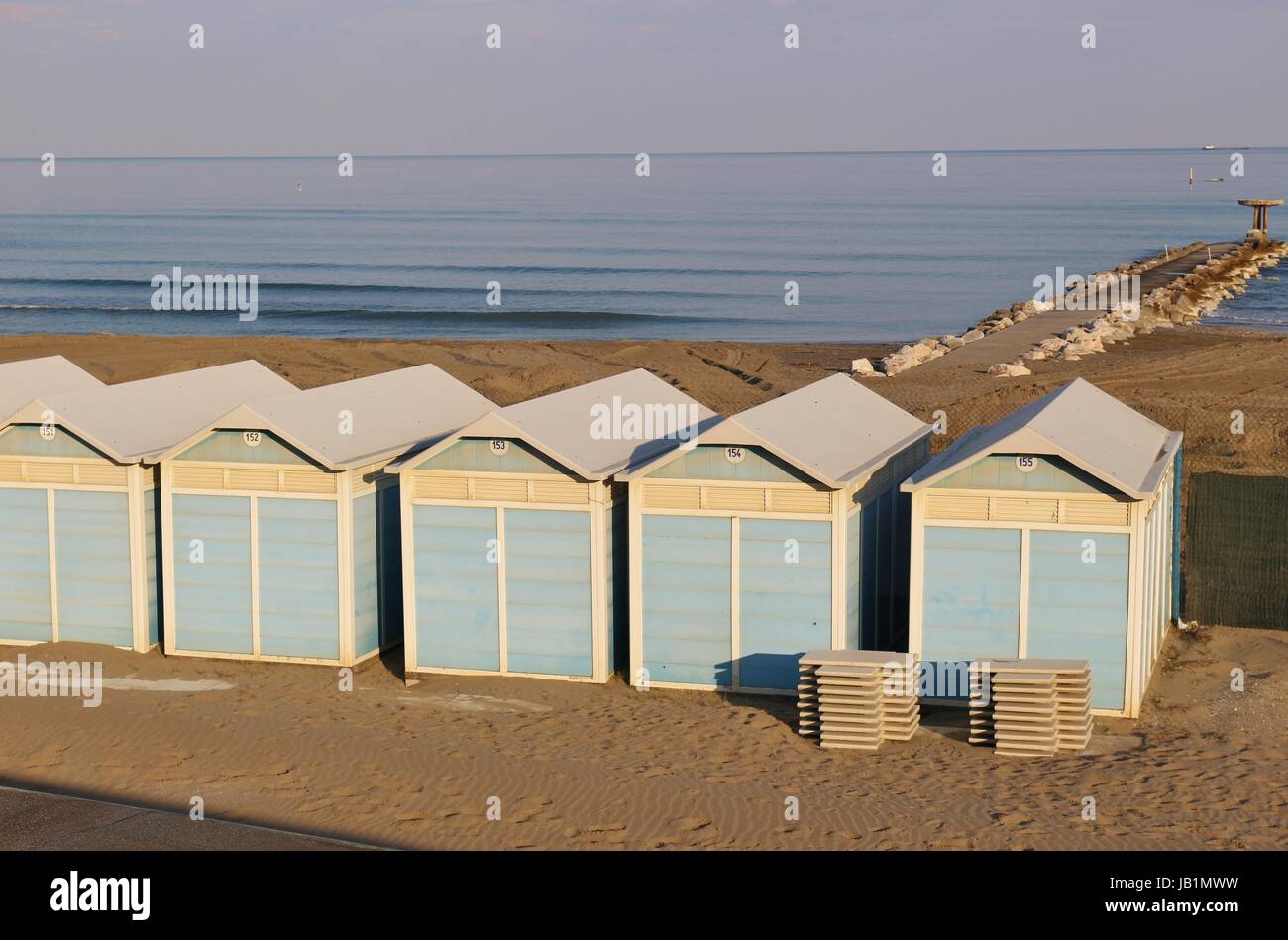 Strandhütten am berühmten Strand von Lido in Venedig, in der Nebensaison im April. Lido di Venezia, Italien, Europa. Stockfoto